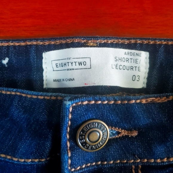 Fitted jean shorts - Picture 2 of 3